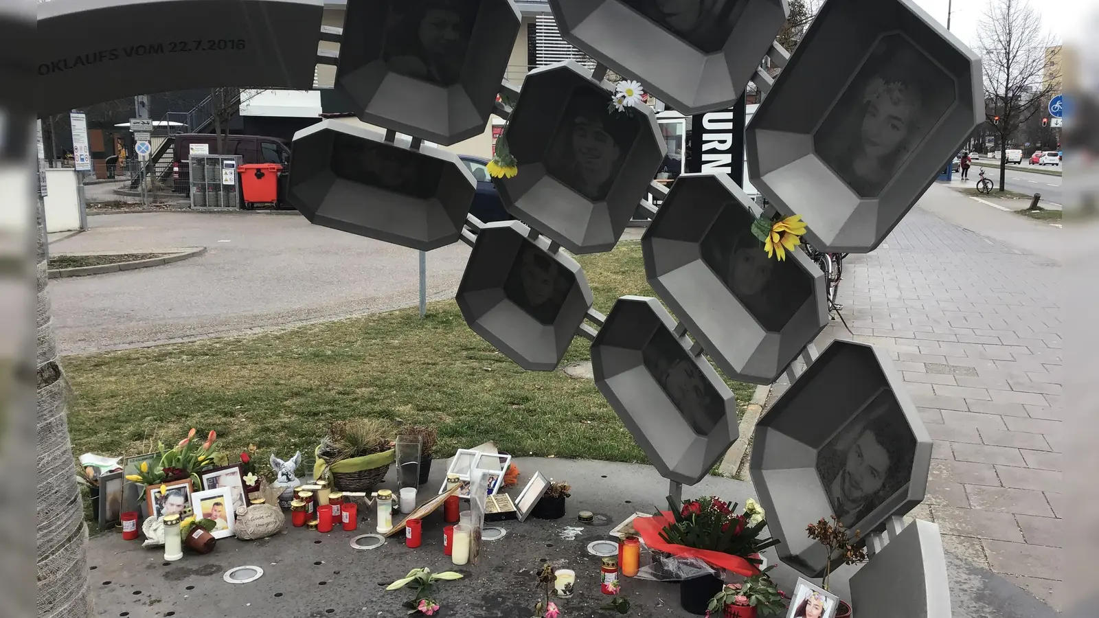 An die Opfer des rassistischen Attentats erinnert das Denkmal „Für Euch” an der Hanauer Straße 77. (Archivbild: dm)
