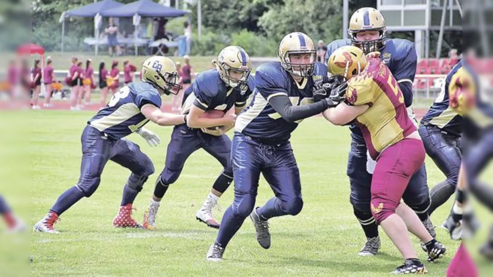 Markus Haas und Felix Färber blocken den Weg für den Ballträger frei.	 (Foto: Marc Kröner)