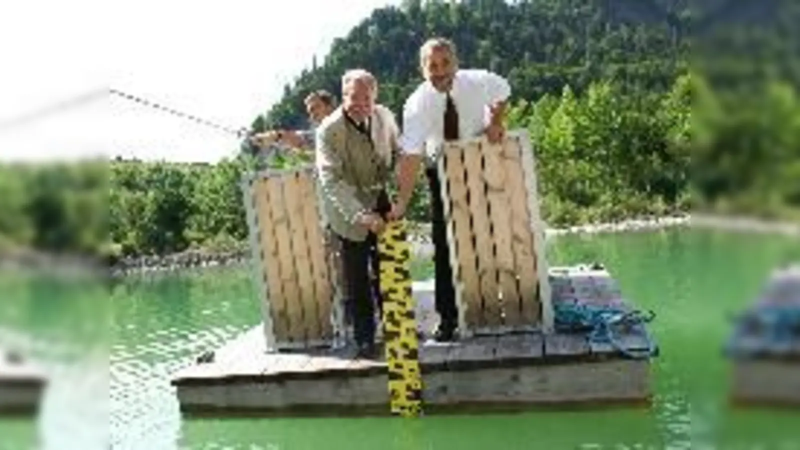 Der NID misst natürlich vollautomatisch  nicht per Hand, wie Dr. Otmar Bernhard (li.) und Christian Wanger, Chef des WWA Weilheim, hier demonstrieren.	 (Foto: Nursen Özlükurt)