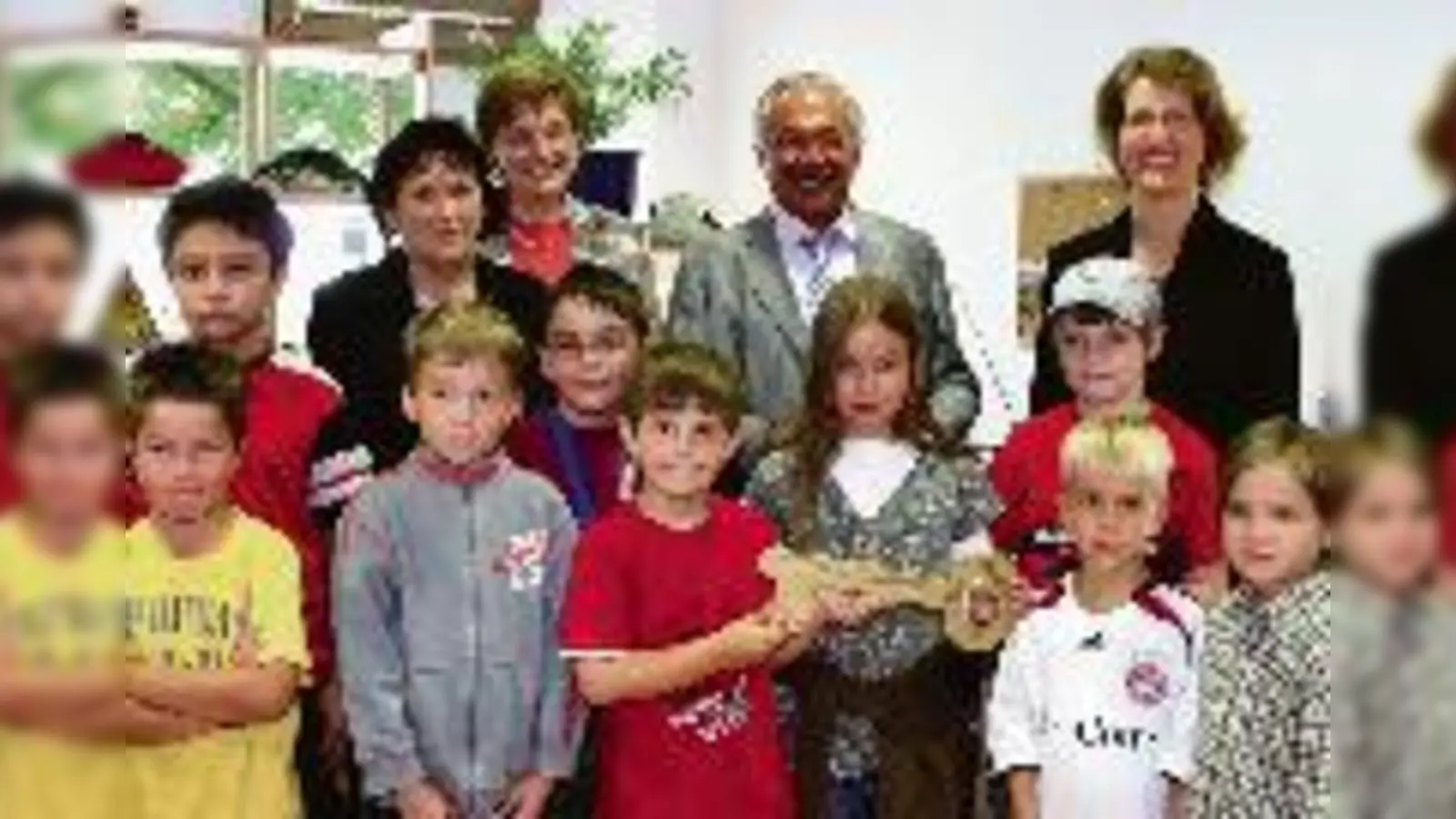 Inge Irschina und Gabriele Stark-Angermeier von der Caritas freuen sich mit Bürgermeister Rolf Zeitler, Hortleiterin Daniela Wittig (von links) und den Kindern über die Erweiterung des Caritas-Horts.	  (Foto: ko)