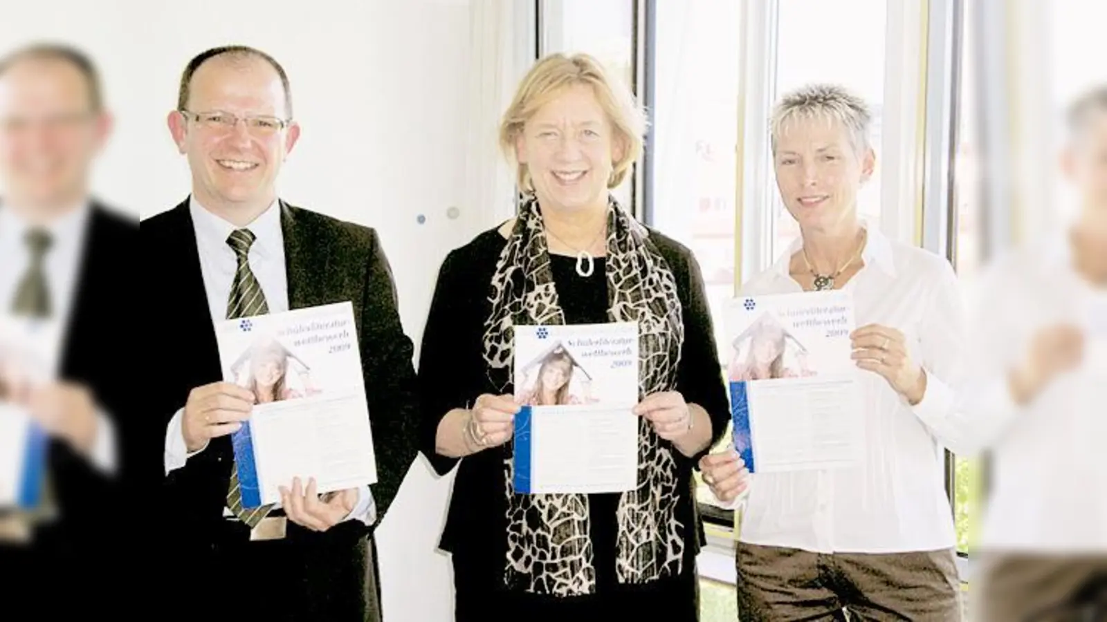 Dr. Stefan Arend, Vorstand KWA; Johanna Rumschöttel, Landrätin und Gisela Hüttis, Stiftsdirektorin KWA Stift Brunneck (v. l.) unterstützen den Literaturwettbewerb.   (Foto: KWA)
