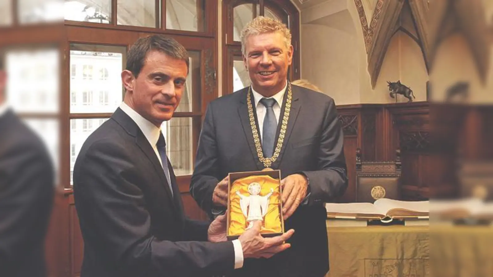 Kleine Geschenke erhalten die Freundschaft: Manuel Valls und Dieter Reiter setzen auf eine Zusammenarbeit zwischen Frankreich und München.	 (Foto: Presseamt München/Nagy)