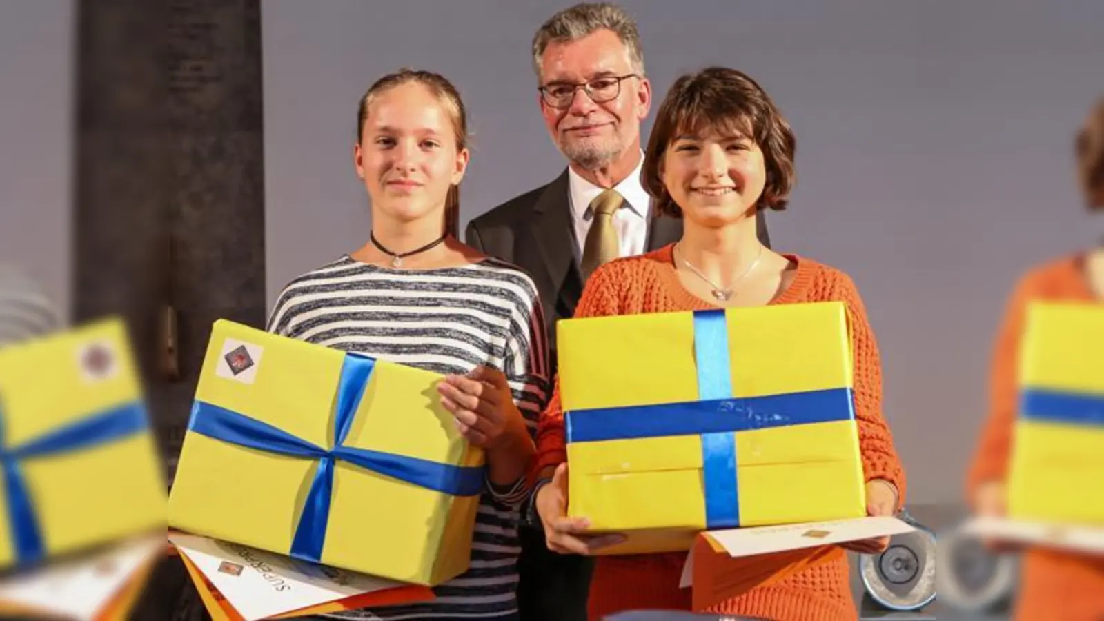 Ministerialdirigent Walter Gremm überreichte den Erdinger Preisträgerinnen Annekatrin Dietel (li.) und Fenja Niedzwiedz die Auszeichnung. 	 (Foto: Steffen Leiprecht)