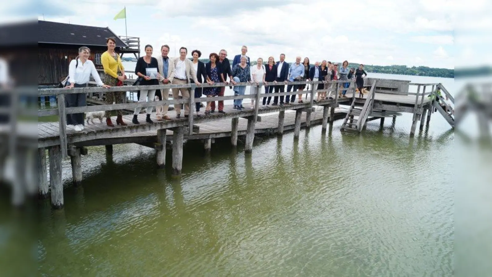 Die Autoren, die Texte für die Stegfotos beigetragen haben, haben sich auf dem Steg in Schondorf versammelt. (Foto: pst)