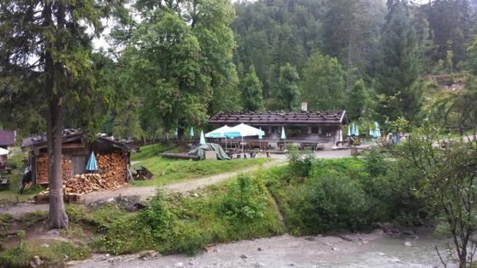 Eine urwüchsige Bergwelt und griabige Almstüberl. In den Blaubergen nahe Wildbad Kreuth findet man diese Kombination auch in den bayerischen Alpen. 	 (Foto: Stefan Dohl)