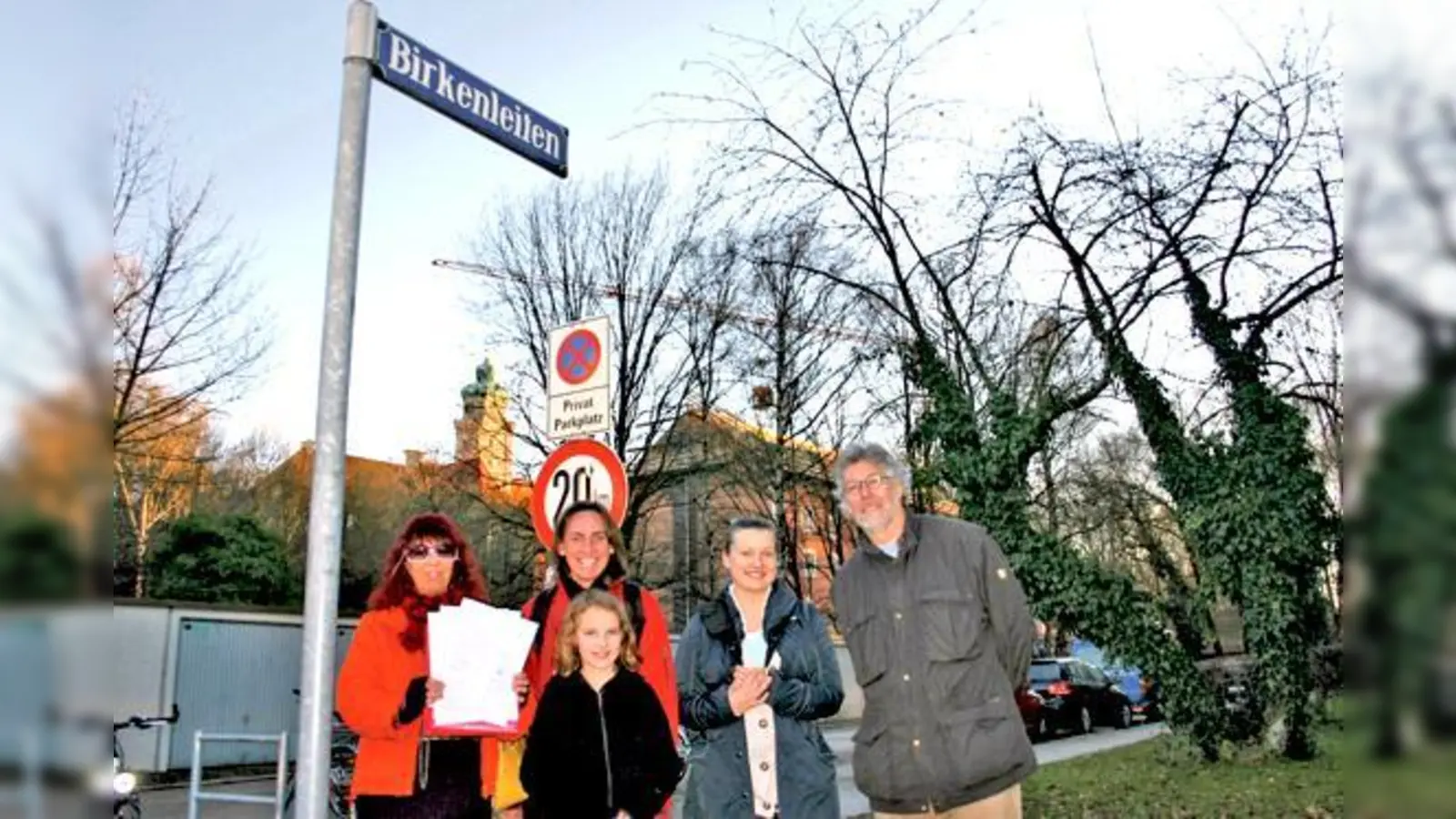 Melly Kieweg, Ulrike Schemenz, Nathalia Wolk und Rudi Schneider freuen sich stellvertretend für alle Beteiligten über den Erhalt des Straßennamens. 	 (Foto: HH)