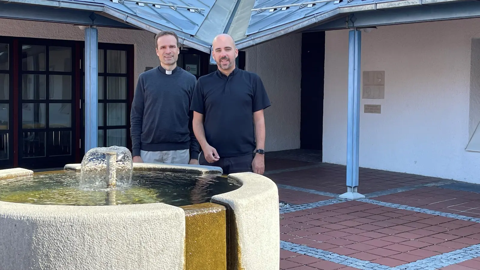 Pfarrvikar Stefan Berkmüller und Pfarrer Philipp Bäumer freuen sich auf viele Gäste beim Jubiläumswochenende zu Ehren des ökumenischen Pfarrzentrums. (Foto: hw)
