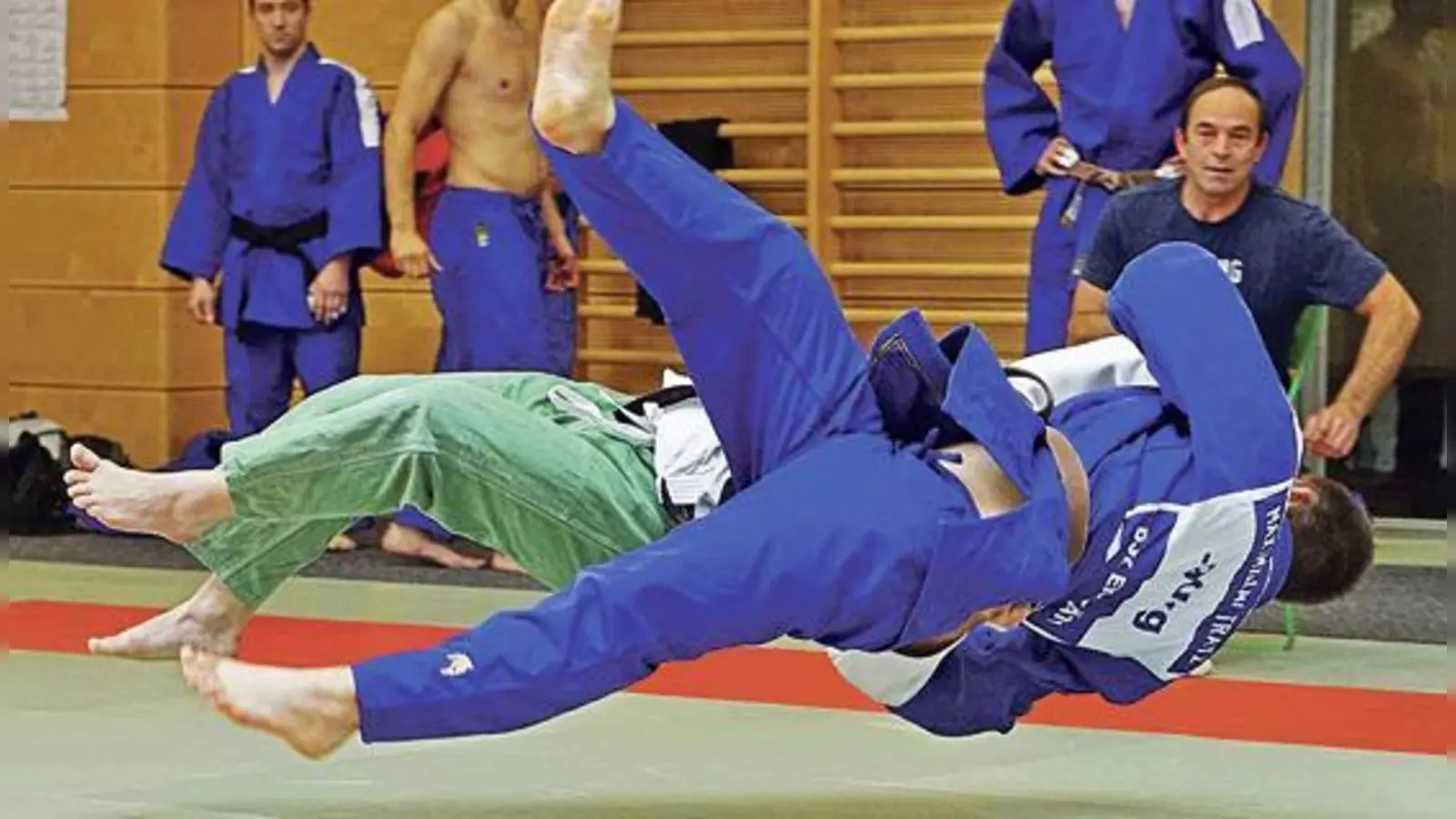 Andreas Hofreiter (grüne Hose) gegen Max Tratz: Beide Kämpfer sind komplett in der Luft. 	 (Foto: A. Hofreiter)