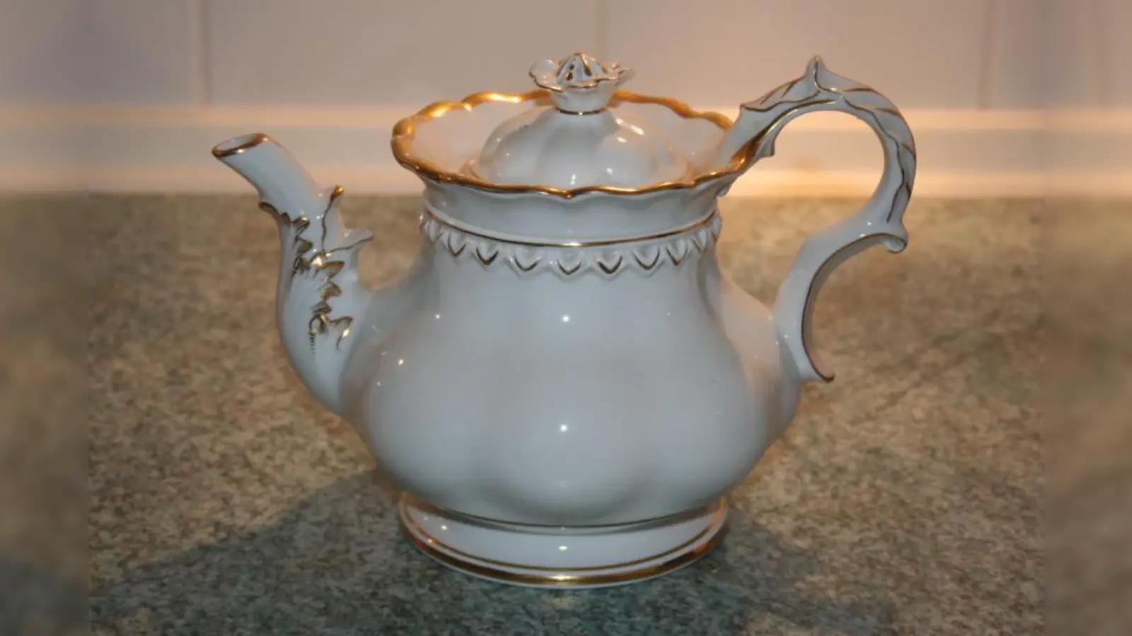 Alt, teuer und wertvoll: Kaffeekanne aus feinstem Nymphenburger Porzellan. (Foto: WS)