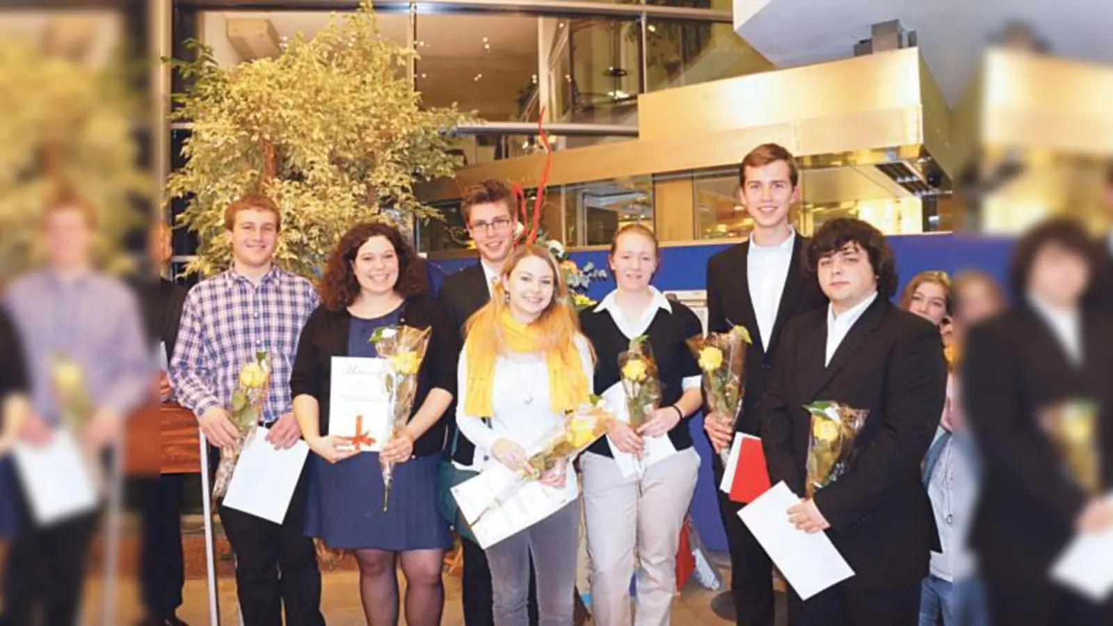 MdL Ullrich Pfaffmann ehrte (v. l.) Maximilian Pirchtner, Leni Bogner, Maximilian Seidinger, Franziska Kugelstatter, Philipp von der Wippel und Patrick Mendes dos Santos vom Pfarrverband Hl. Familie.  (Fotos: hw)