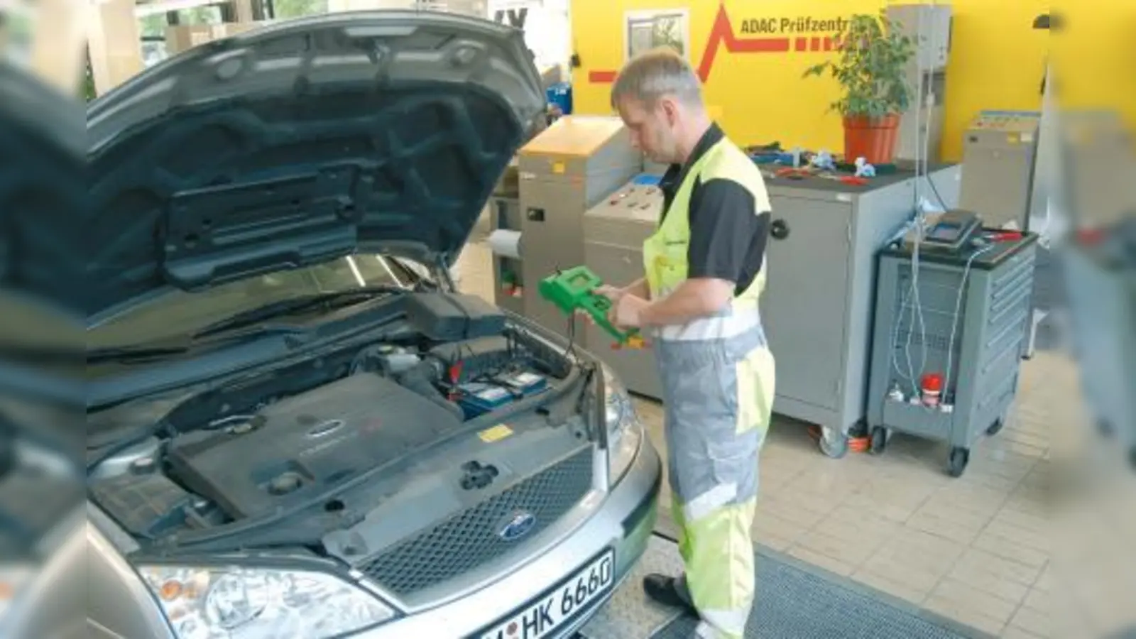 Machen Sie Ihr Auto startklar. Mit einem Fahrzeugcheck im ADAC-Prüfzentrum.