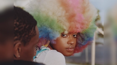 Ehrlichkeit und unverfälschte Emotionen vermitteln die Werke von Micaiah Carter, hier „Untitled (Rainbow Wig)” aus dem Jahr 2020. (Foto: Micaiah Carter)