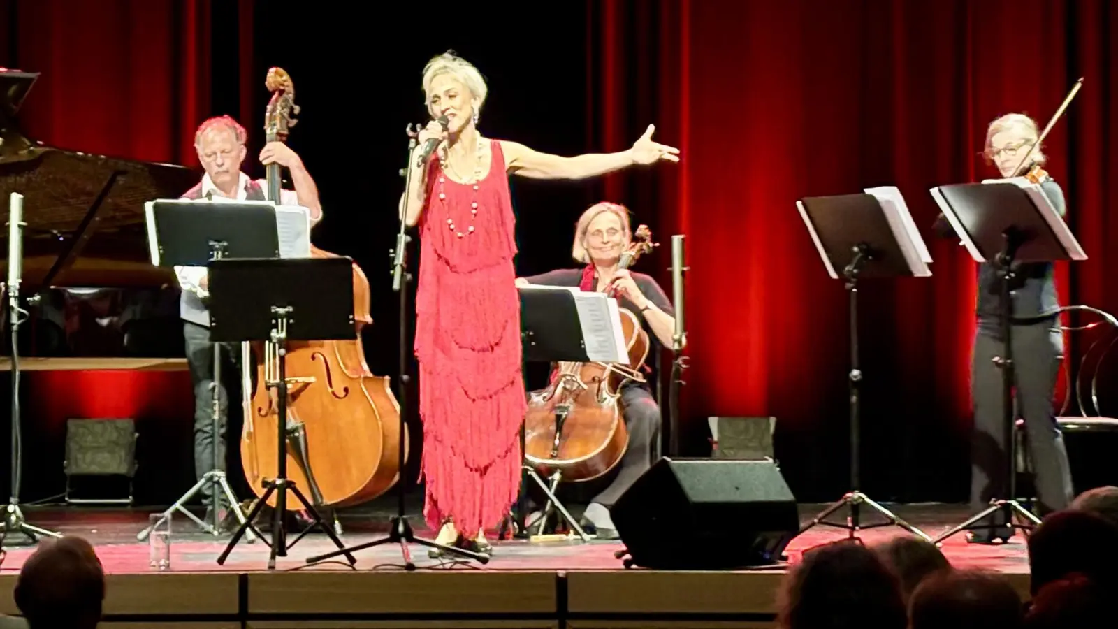 „Das kleine Tanztee Syndikat“ unter der Leitung von Walter Erpf (links, am Klavier) und die Sängerin Tanja Freudl boten ein mitreißendes Konzert. (Foto: Ulrike Seiffert)