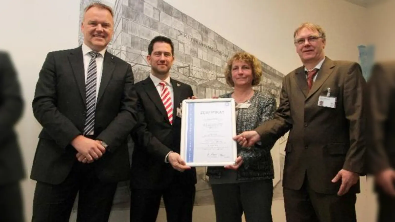 Freuen sich über die erfolgreiche Zertifizierung: Dr. Markus Nienhoff, Dr. David Goldberg und Christa Gottwald, sowie Albrecht Krabbe-Berndt, (v.l.)	 (Foto: Udo Menzel)