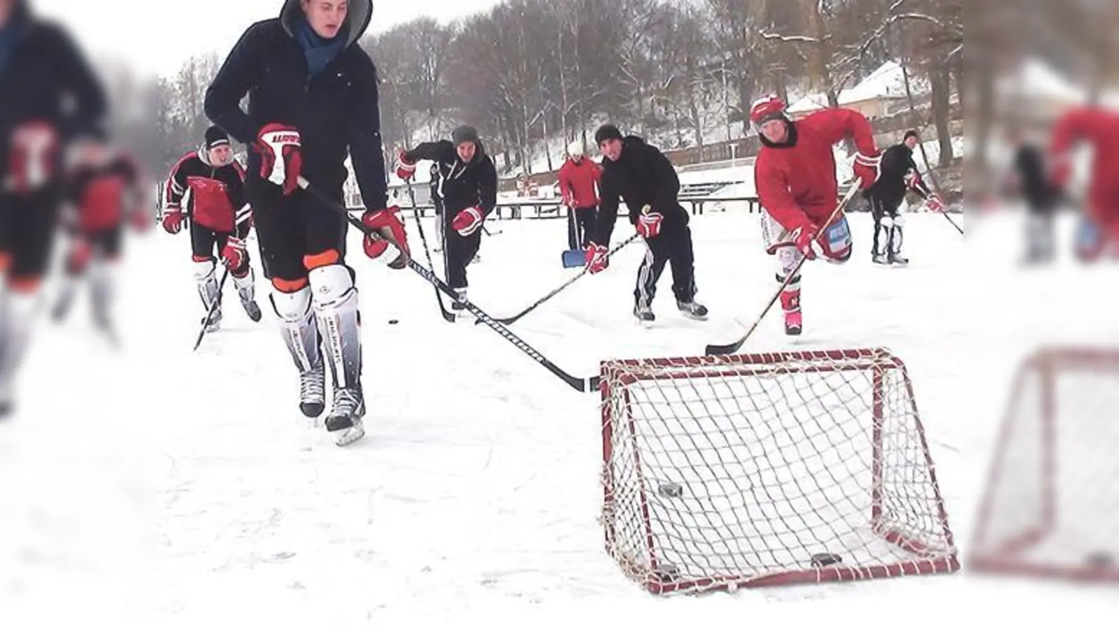 Der Grafinger EHC kehrte am Wochenende für ein Training an seinen Ursprungsort zurück, von dem er auch seinen Namen hat: den Klostersee. 	 (Foto: smg)
