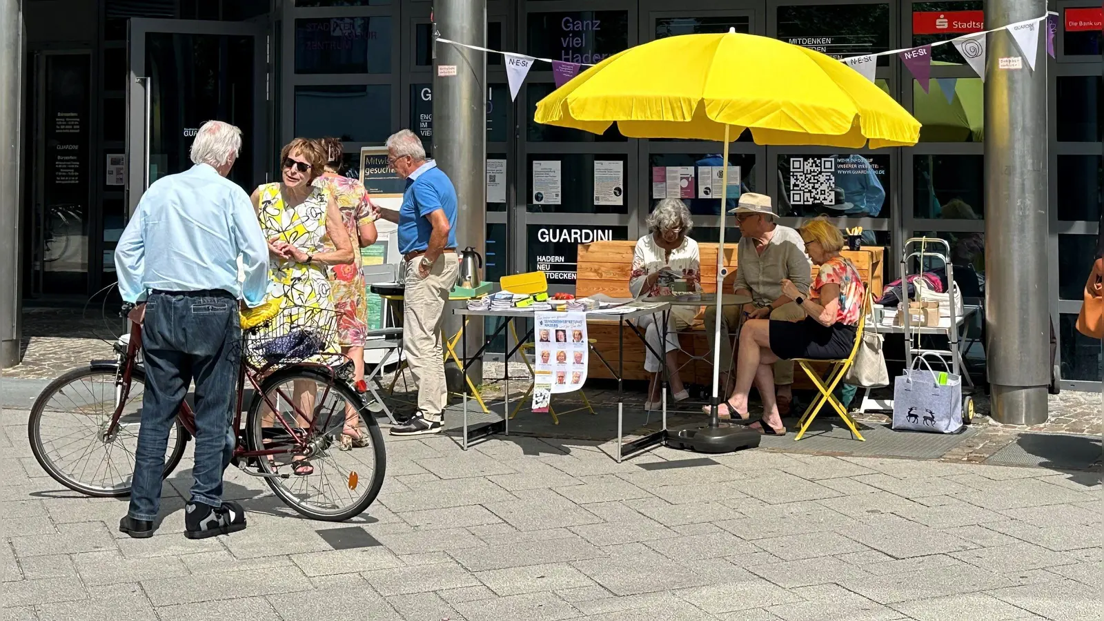 Die Haderner Mitmach-Bank steht vor dem Stadtteilkulturzentrum Guardini90 direkt an der U-Bahn-Station Haderner Stern. (Foto: Guardini90)