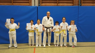 Benedikt, Siena, Elisa, Sensei Stefan Maier, Lenia, Zsofia und Nora (von links). (Foto: SV Hohenlinden)