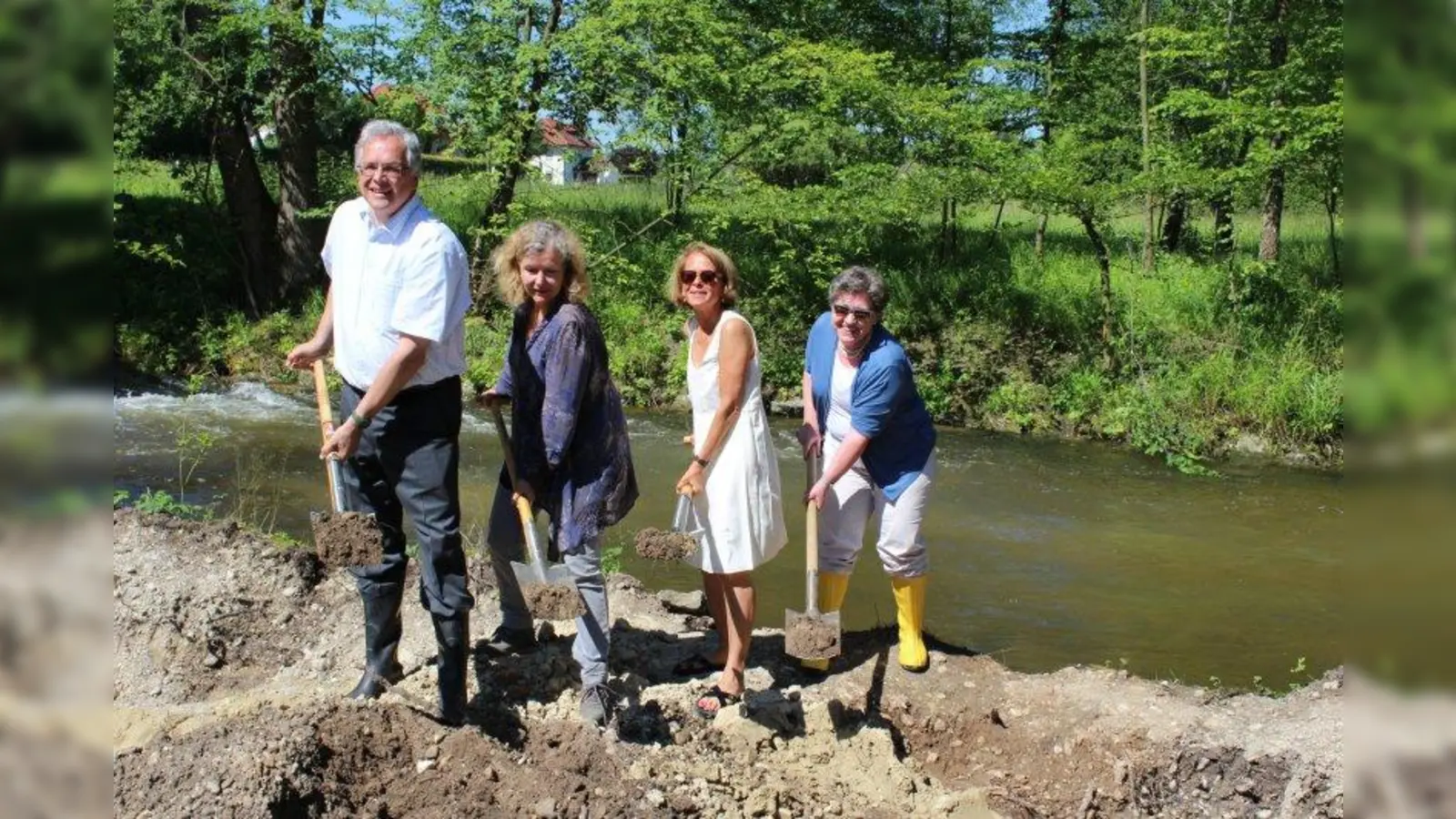 Durchstich für die Flutung des neuen Seitenarms der Würm: (v.l.) Regierungspräsident Christoph Hillenbrand, Sylva Orlamünde, (Wasserwirtschaftsamt München), Grünen-Stadträtin Sabine Krieger und CSU-Stadträtin Heike Kainz, die Vorsitzende des Bezirksausschusses Allach-Untermenzing (BA 23). (Foto: sb)