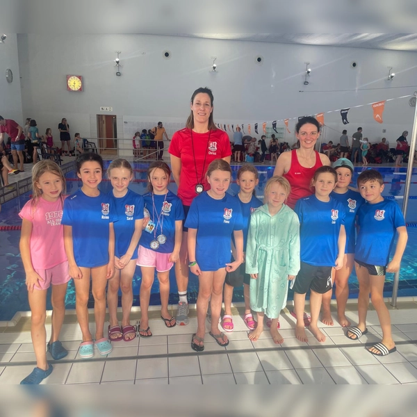 Starteten beim Zwergerlschwimmen: Die Kinder der Nachwuchsgruppe 4 der SSG Netpun mit ihren Trainerinnen Chrissie und Fabienne. (Foto: SSG Neptun)