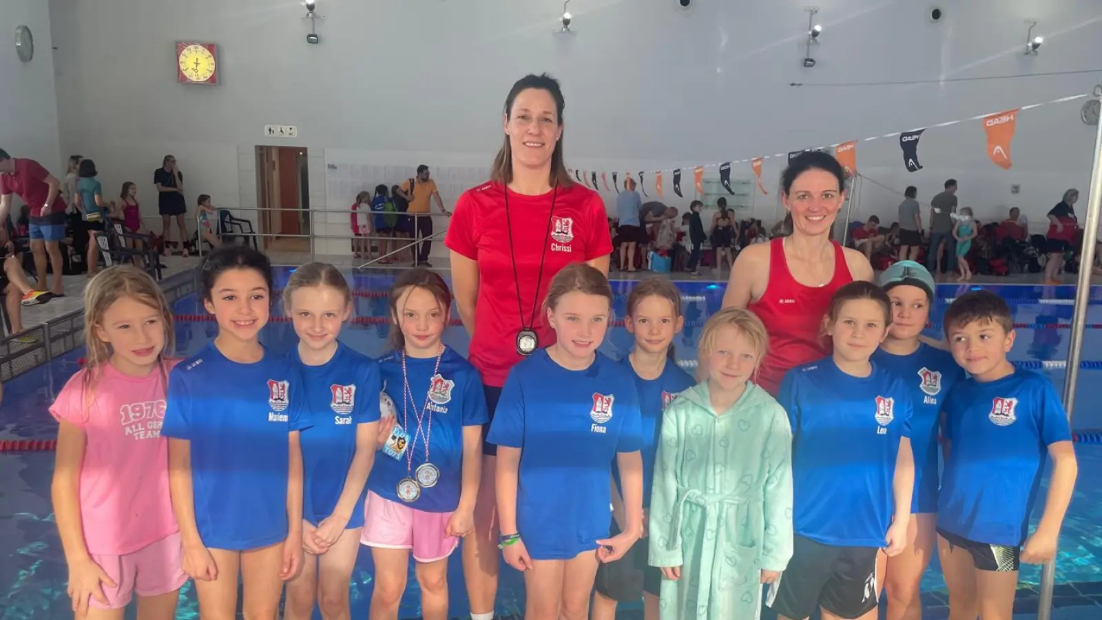 Starteten beim Zwergerlschwimmen: Die Kinder der Nachwuchsgruppe 4 der SSG Netpun mit ihren Trainerinnen Chrissie und Fabienne. (Foto: SSG Neptun)