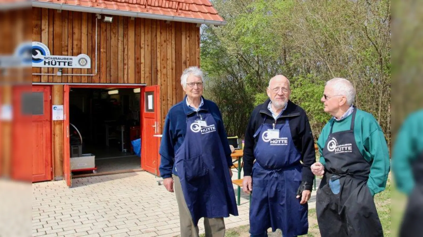 Im hinteren Anbau am Vereinsheim der Naturfreunde ist die Schrauberhütte mit Werkstatt und Lagerraum untergekommen. Immer donnerstags und freitags von 15 bis 18 Uhr ist geöffnet, außer in den Ferien. Im Bild von rechts Initiator Volker Haberland, Klaus Hermann und Eberhard Scholz. (Foto: us)