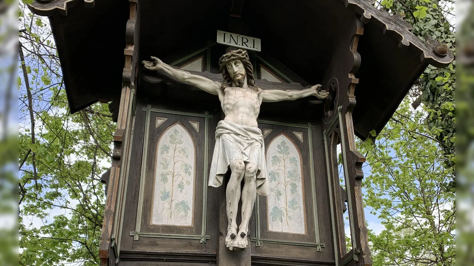 Das neugotische denkmalgeschützte Feldkreuz am Permoserplatz. (Foto: Michael Förster)