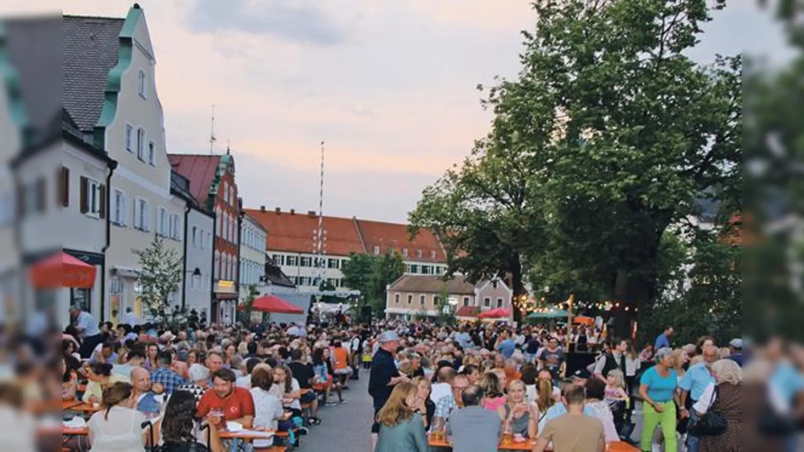 Ganz gewiss ein Pflichttermin: Zum bereits 45. Mal organisiert der Ebersberger Spielmannszug gemeinsam mit den Jagdhornbläsern das beliebte Weinfest auf dem Ebersberger Marienplatz.	 (Foto: Spielmannszug Ebersberg)