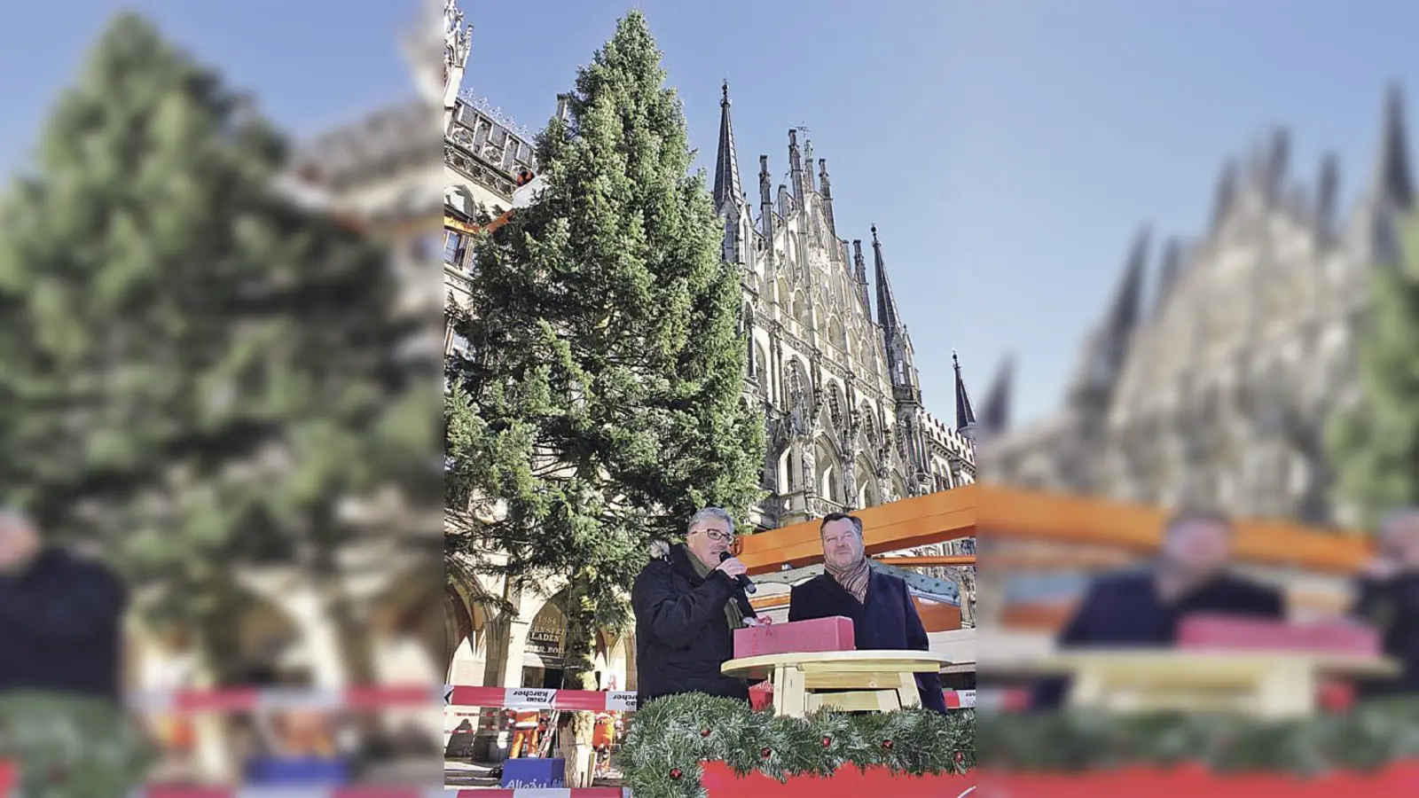 Karl-Heinz Rudolph und Josef Schmid vor der fünf Tonnen schweren Weißtanne auf dem Marienplatz.	 (Foto: cr)
