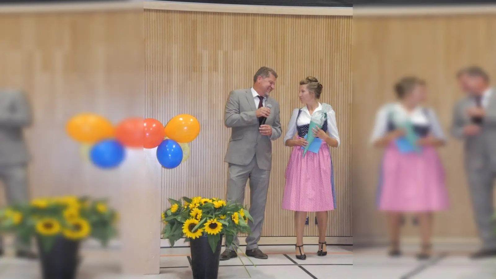 Neurieds Bürgermeister Harald Zipfel begrüßte die neue Rektorin Pia Rieger. (Foto: Gemeinde Neuried)