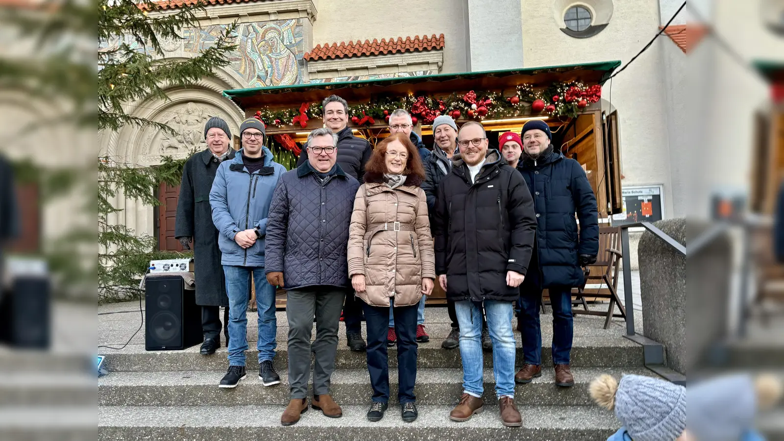 Zur Eröffnung kamen (v.l.) Thomas Schmatz, Sven Wackermann, Josef Schmid, Peter Simon, Maria Osterhuber-Völkl, Christian Müller, Helmut Lipah, Pfarrer Alois Emsländer und Stadtrat Winfried Kaum. (Foto: Ulrike Seiffert)