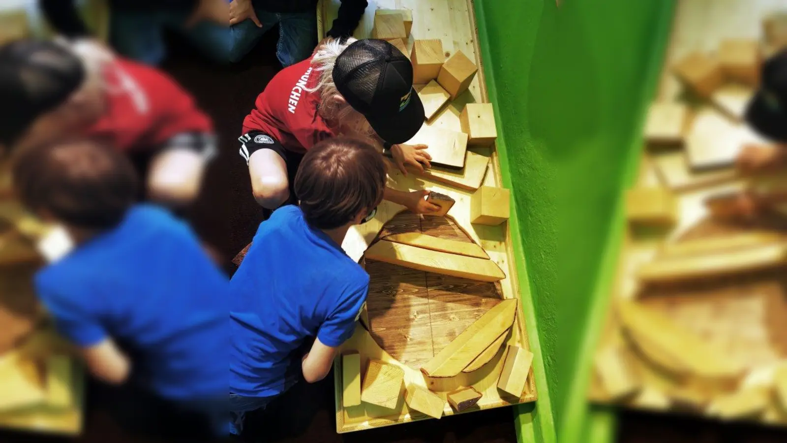 Das natürlichste Puzzle der Welt ist wohl das Baumpuzzle der Ausstellung „Holz” des Kindermuseums München. (Foto: Kindermuseum München)