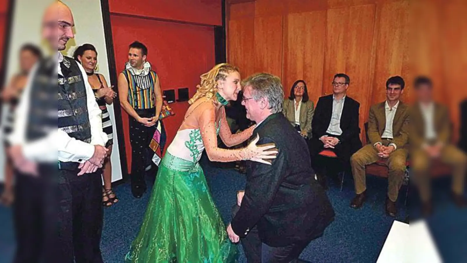 Für diesen Orden beugt dann auch Bürgermeister Rainer Schneider das Knie. Prinzessin Henriette I überreicht ihm den Faschingsorden 2012.	 (Foto: bb)