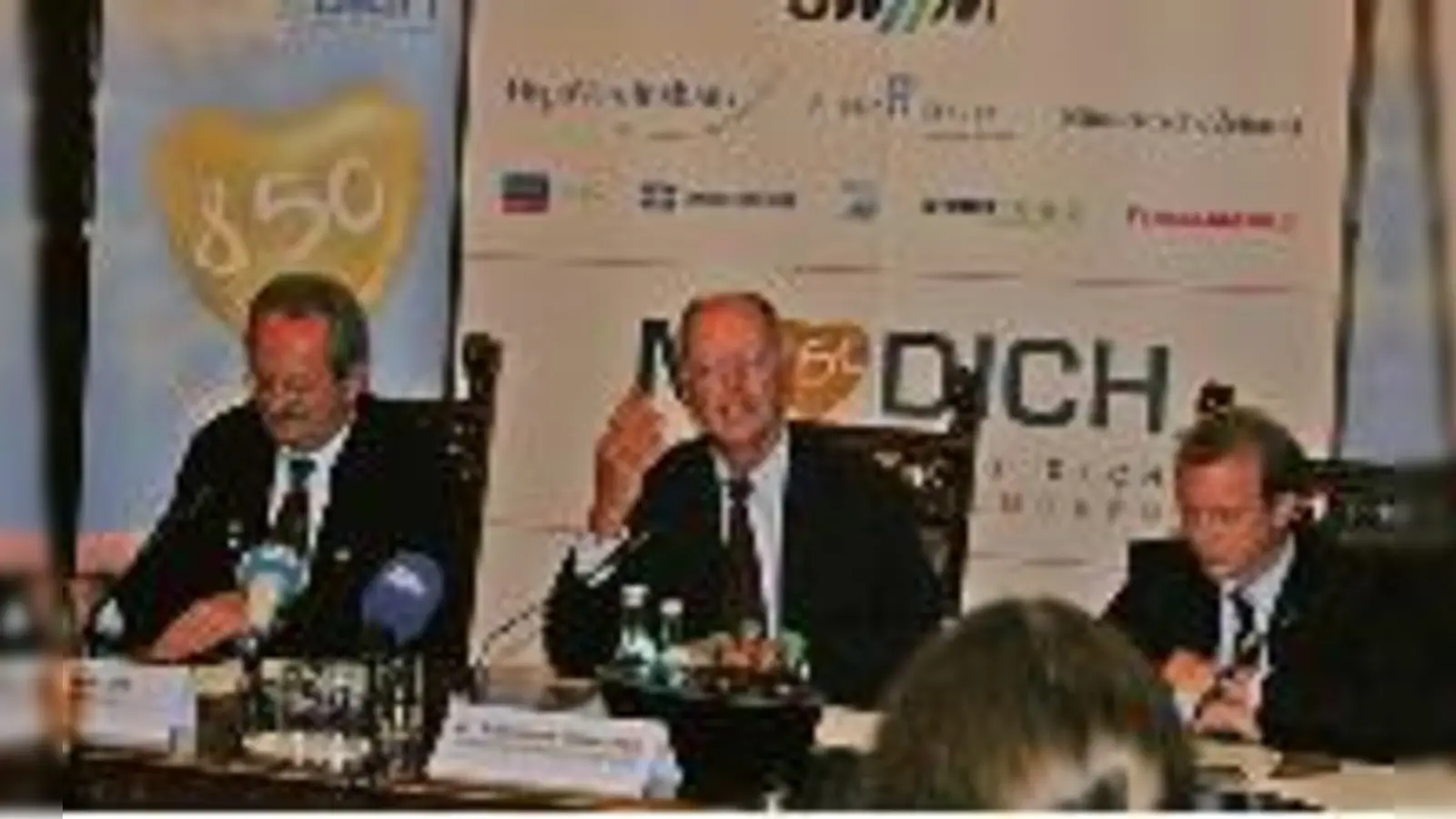Während Wirtschaftsreferent Dr. Reinhard Wieczorek (r.) über die Sponsoring-Möglichkeiten für den Stadtgeburtstag sprach, vertiefte sich OB Ude in seine  (Unterlagen.Foto: ms)