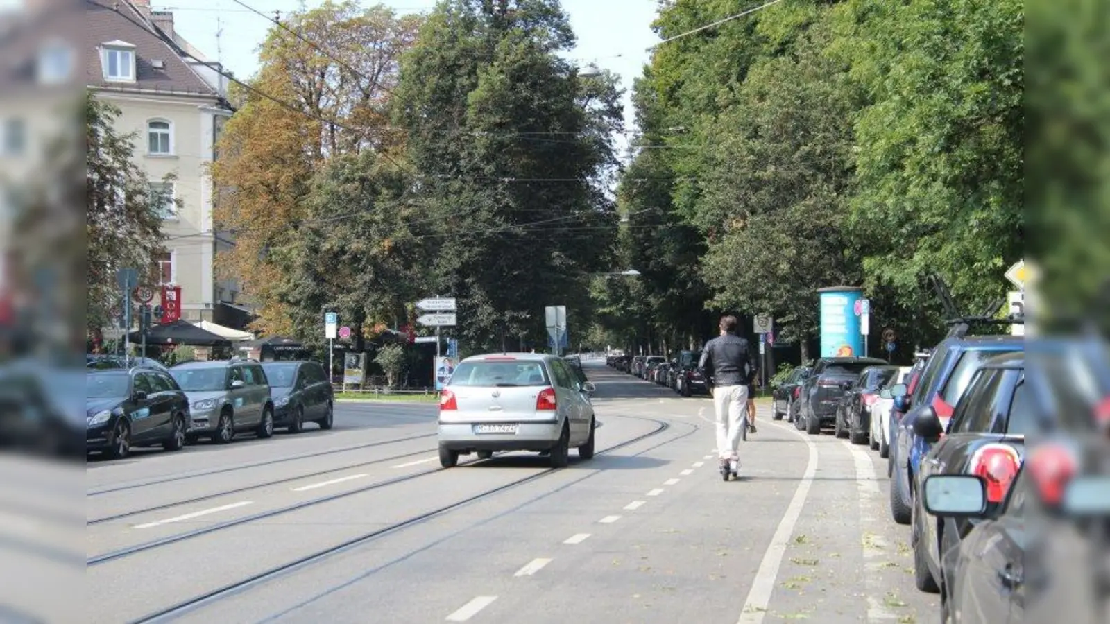 Der Radweg in der Nymphenburger Straße wird in Richtung Romanstraße nicht farblich abmarkiert. (Foto: sb)