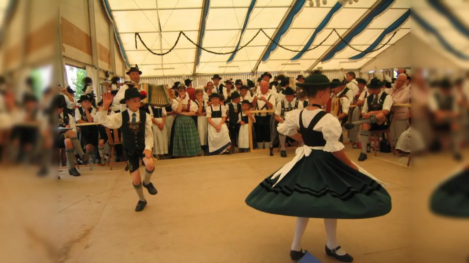Lisa  und Moritz Still vom Trachtenverein D'Würmtaler Menzing zeigen was sie können. (Foto: pi)
