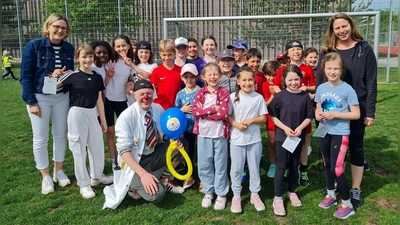 Schülerinnen und Schüler mit Rektorin Stefanie Gleixner-Weyrauch (links), stellvertretender Schulleitung Julia Wilm (rechts) und KlinikClown „Zibbo”. (Foto: Lilly Kruse)