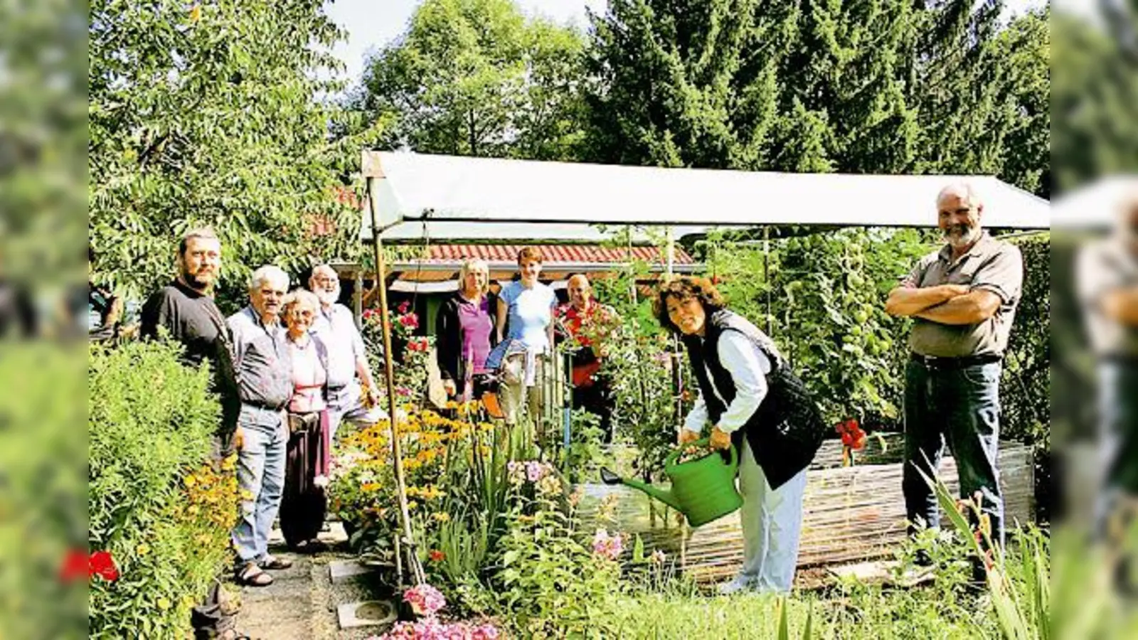 Sie eint die Liebe zu erhaltenswerter Natur: die Parzellenbewohner mit Vorstand Johann Schmid (re.) im engen Schulterschluss mit der Kreisgruppe München des Bund Naturschutz um Fachmann Herbert Gerhard Schön (li.).  (Foto: Hettich)