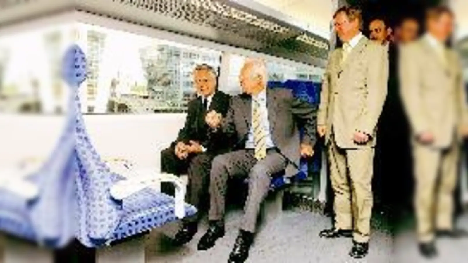 Probesitzen im Transrapid (v.  (Foto: Bayerns Finanzminister Prof. Dr. Kurt Faltlhauser, Ministerpräsident Dr. Edmund Stoiber, Dr. Michael Kerkloh von der Flughafen München GmbH (stehend).)