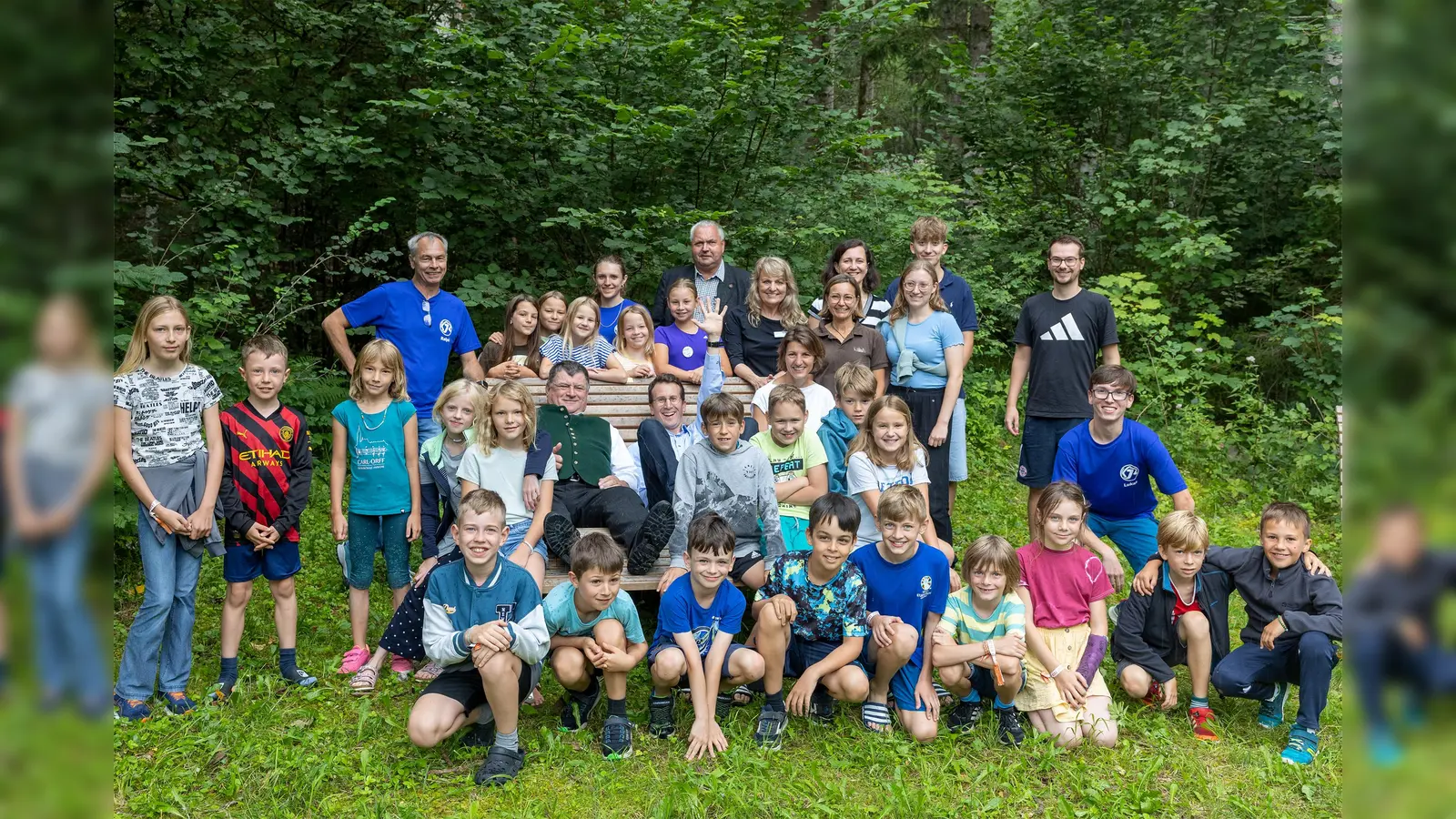 Beste Stimmung auf der Jugendberghütte Unterammergau: die Landräte Anton Speer (Garmisch-Patenkirchen) und Stefan Frey (Starnberg) mit Melanie Rigorth (Leitung Jugendamt Starnberg) und Josef Wiedemann (Vertretung Bürgermeister Unterammergau) inmitten der teilnehmenden Kinder und Betreuer (Foto: Landratsamt Starnberg)