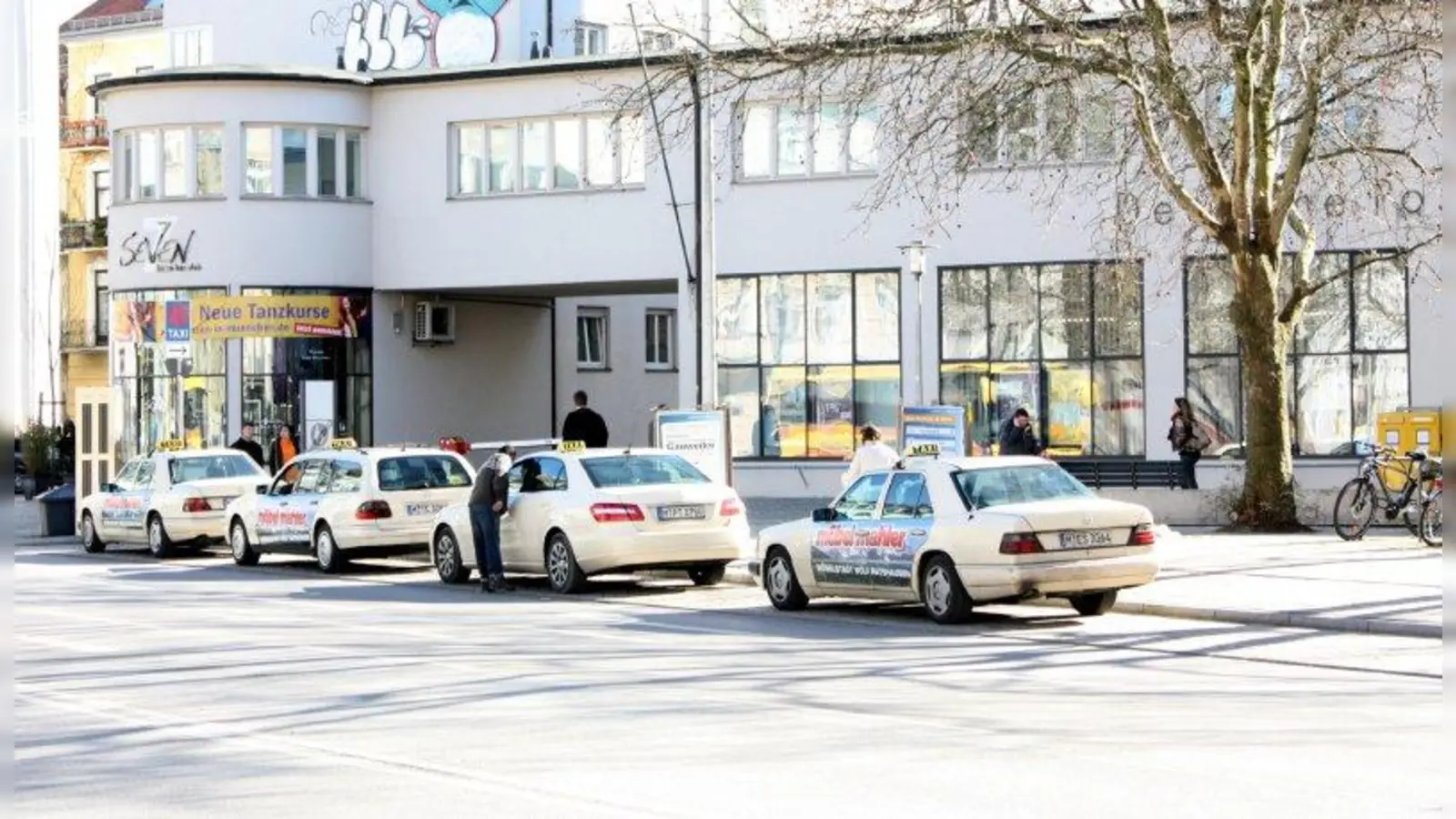 Die sechs Taxi-Plätze an der Harras-Post. Der Bezirksausschuss wollte sie in die Albert-Roßhaupter-Straße verlegen. Dagegen gingen die Taxler auf die Barrikaden. (Foto: job)