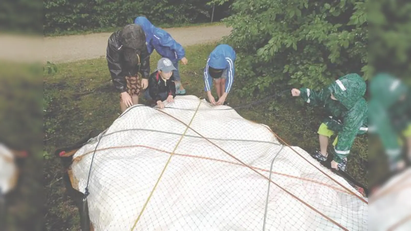 Eine Plane, ein Netz, ein paar Dachlatten: Daraus konstruierten die Kinder ihre Flöße.	 (Foto: privat)