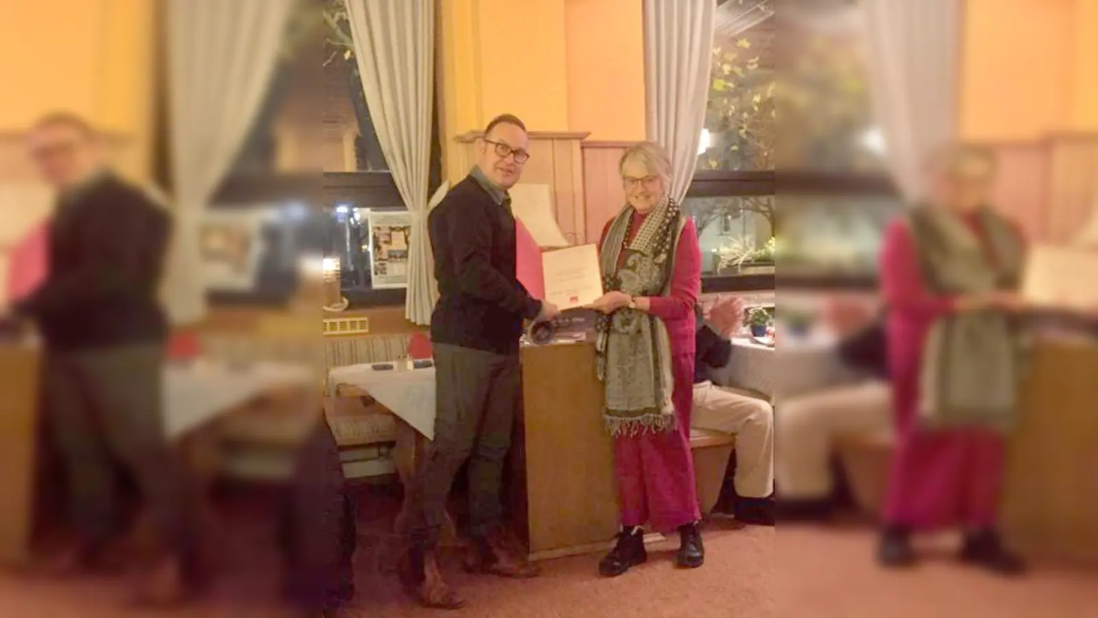 Michael Sporrer und Dr. Irmtraud Nies bei der Ehrung für ihre langjährige Mitgliedschaft. (Foto: VA)