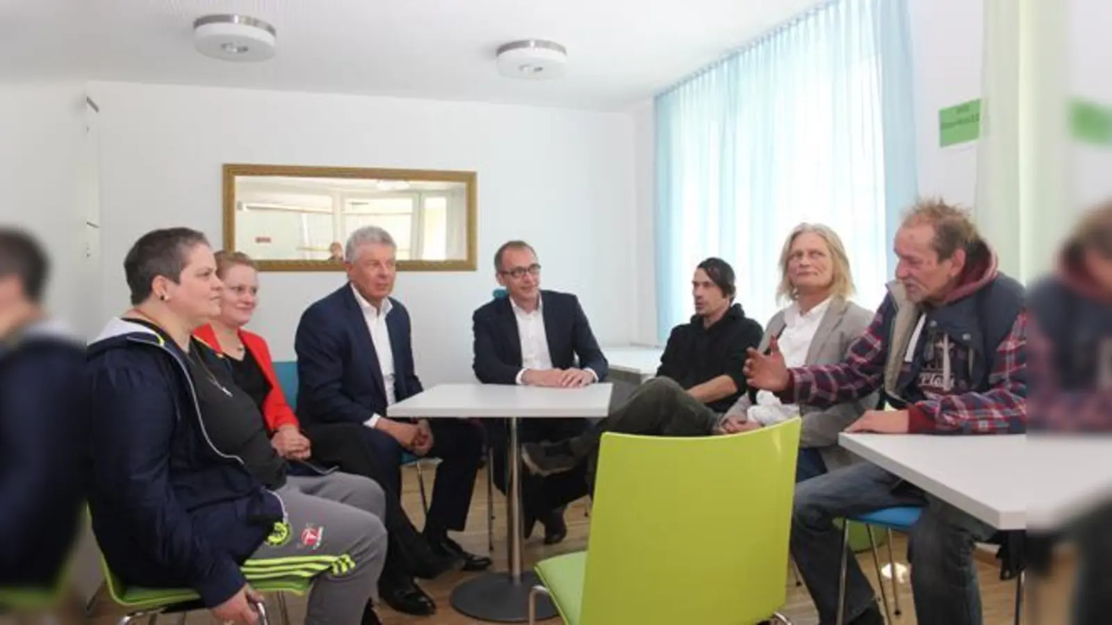 Im Tagestreff „otto &amp; rosi” in der Rosenheimer Straße können obdach- und wohnungslose Menschen kochen, duschen, Wäsche waschen und sich beraten lassen. Bei der Eröffnung machte sich Oberbürgermeister Dieter Reiter ein Bild von den Räumlichkeiten.  (Foto: bs)