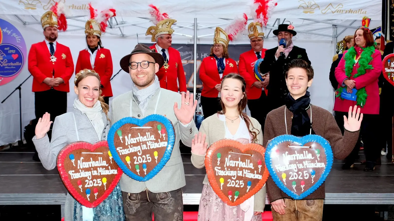 Die neuen Prinzenpaare der Faschingsgesellschaft Narrhalla, Prinzessin Michaela II. mit Prinz Christian IV. sowie dem Jugendprinzenpaar Hannah I. und Johan I. freuen sich auf eine fröhliche Faschingssaison. (Foto: Robert Bösl)