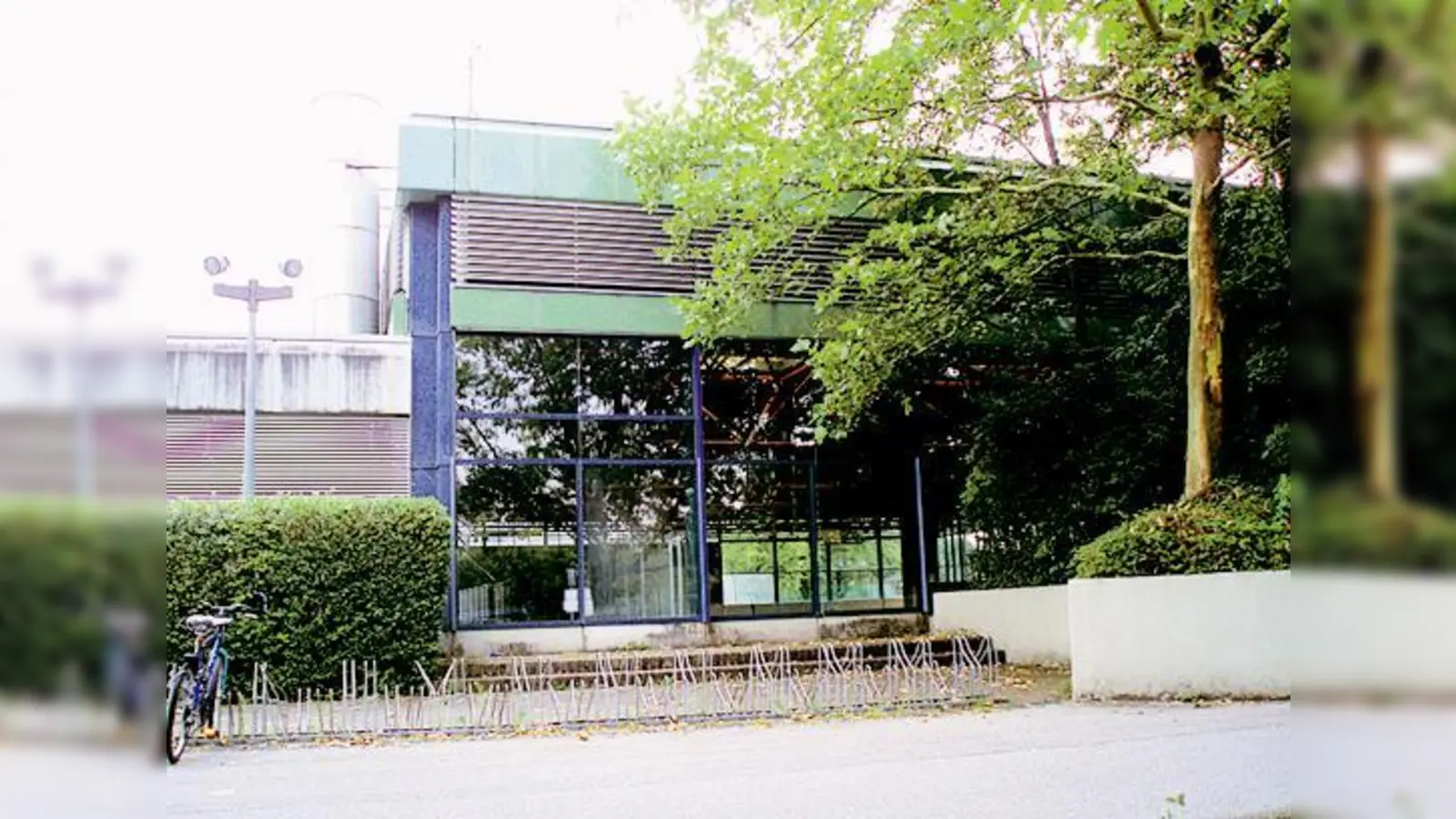 Die Sporthalle ist sichtlich in die Jahre gekommen, für 4,9 Millionen wird sie saniert.  (Foto: hw)