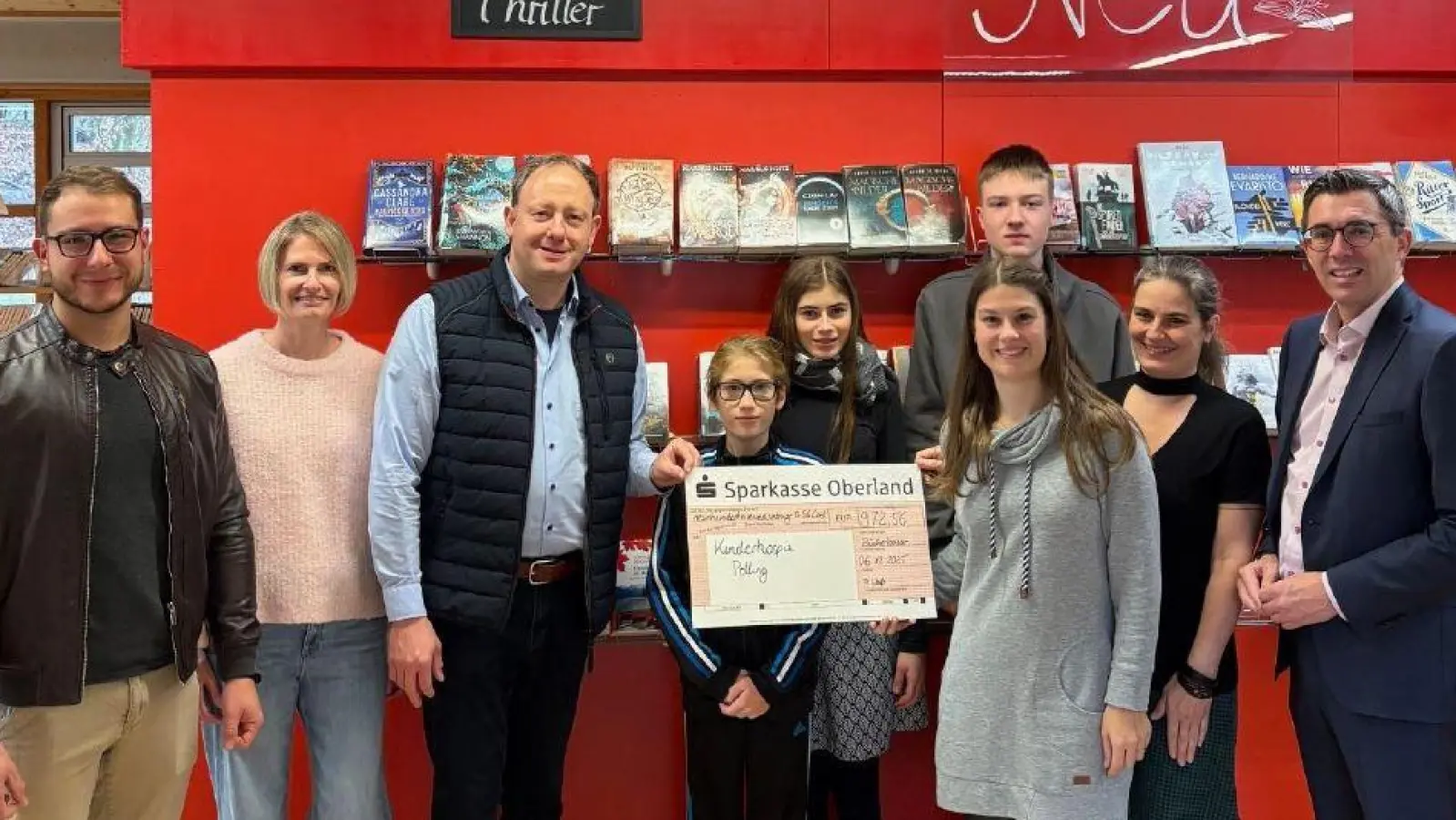 Freude bei der Übergabe des Spendenschecks (v.l.): Michael Schnitzer, Monika Kornherr, Thomas Dorsch, Jakob Halas, Judit Halas, Leon Mayr, Fabienne Weiß, Ulrike Halas und Bürgermeister Frank Zellner. (Foto: Gemeinde Peißenberg)