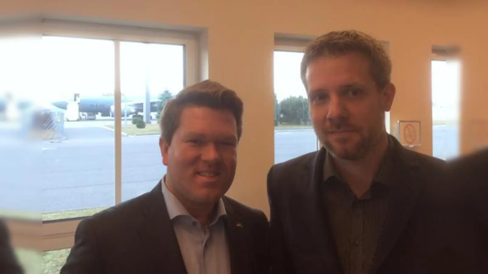 Florian Post und Dieter Janecek vor dem Abflug mit einer Maschine der Luftwaffe.	 (Foto: PM)