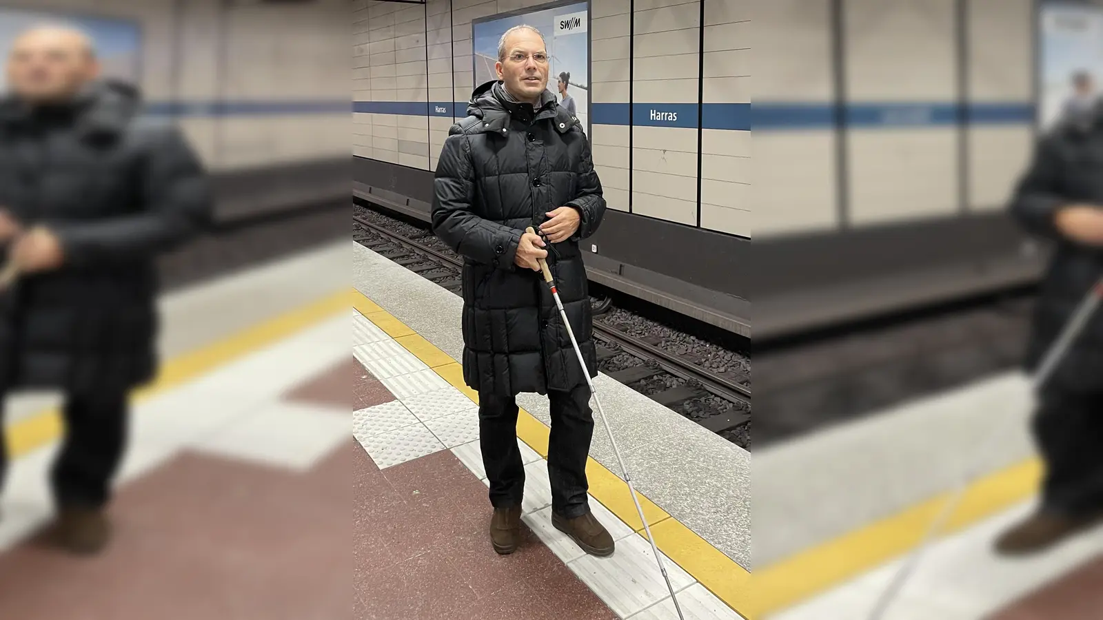 Dr. Stefan Insam, stellvertretender Landesvorsit-zender des BBSB e.V., mit Langstock am Bahngleis U-Bahnhof Harras. (Foto: privat)