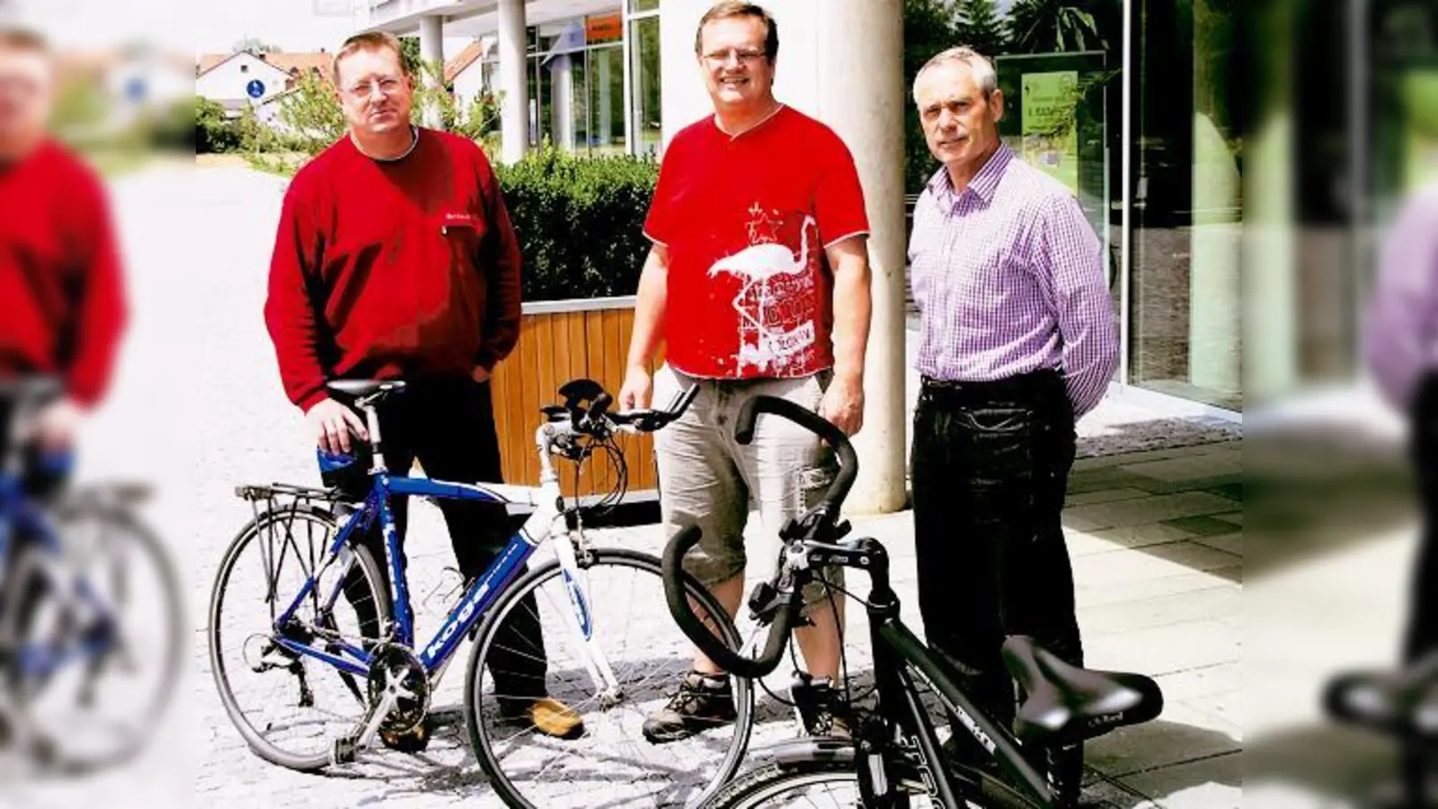 Verwaltungschef Herbert Kestler, Robert Wäger und der Zweite Bürgermeister, Josef Niedermair (von links), sehen Handlungsbedarf für die Radler.	 (Foto: maho)