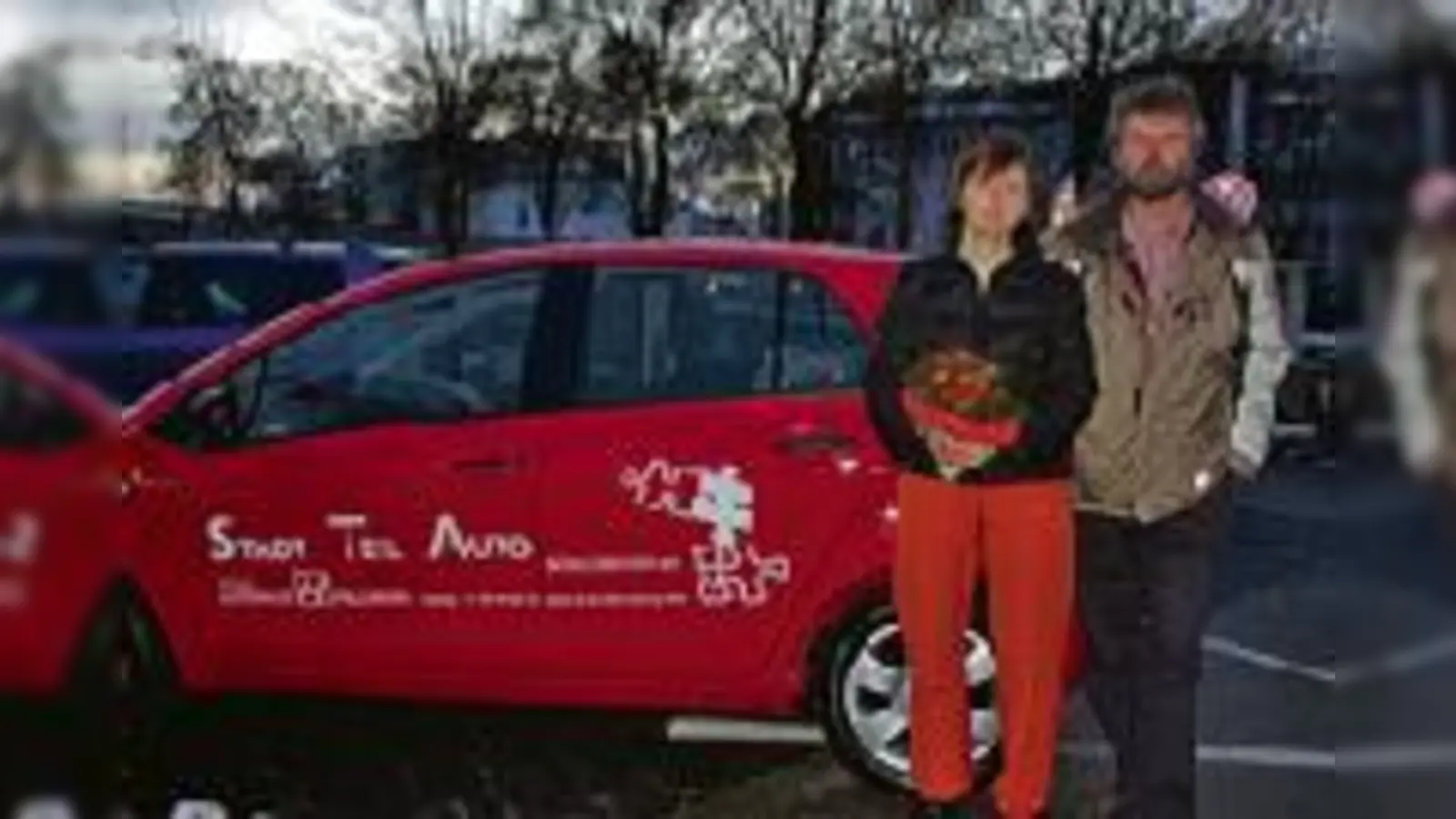 Silvia Schedlbauer und Thomas Meyer haben das erste Stadt-Teil-Auto schon abgeholt. Anfang Januar gehts los mit dem  (Carsharing.Foto: sh)